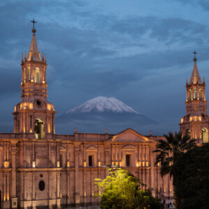 Arequipa (Peru)(2019) Katedra w letni wieczór z wulkanem w tle
